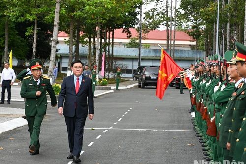 Chủ tịch Quốc hội Vương Đình Huệ thăm, chúc Tết Bộ Chỉ huy quân sự tỉnh An Giang