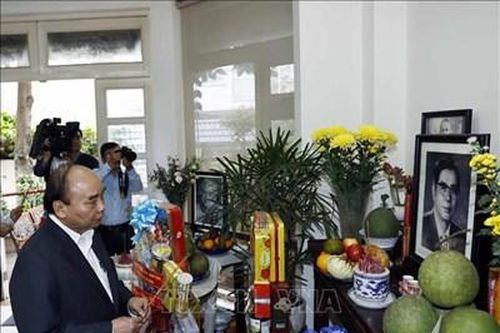 Chủ tịch nước Nguyễn Xuân Phúc thăm, chúc Tết gia đình các cố Lãnh đạo Đảng, Nhà nước