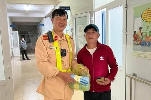 CSGT Công an Đắk Nông dùng xe chuyên dụng kịp thời đưa sản phụ cấp cứu lúc rạng sáng