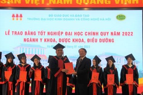 Trường Đại học KD&CN Hà Nội trao bằng tốt nghiệp Y khoa cho khóa học đầu tiên tại trường