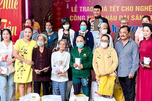 Chăm lo tết cho nghệ sĩ, công nhân hậu đài khó khăn