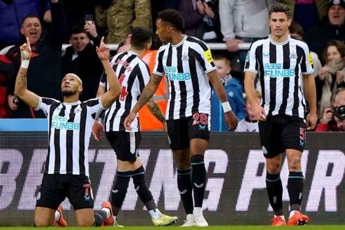 Newcastle chờ danh hiệu lâu quá nên… thông minh hơn?