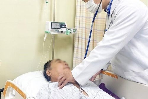 Đang chạy xe bị ong đốt vào cổ, người đàn ông rơi vào tình trạng khó thở