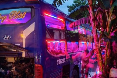 Xe khách lao xuống ruộng vì tài xế bị hành khách uy hiếp, giật vô lăng