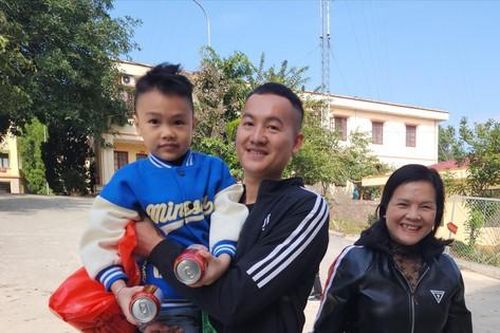 Về nhà ăn Tết