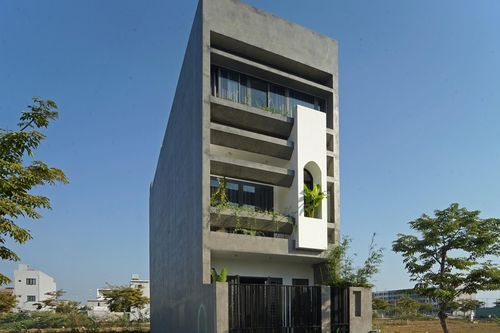 Căn nhà hướng Tây Bắc dùng giải pháp chắn nắng bằng cây xanh