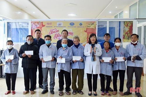 'Xuân yêu thương - Tết chia sẻ' đến với bệnh nhân gặp hoàn cảnh khó khăn ở Hà Tĩnh