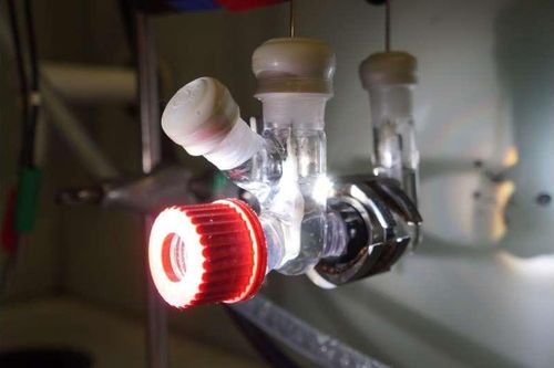 Hệ thống năng lượng mặt trời chuyển hóa CO2, rác thải nhựa thành vật liệu có ích