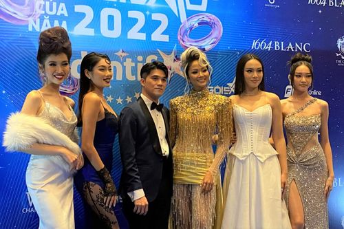 Người đẹp đổ bộ thảm đỏ 'Ngôi sao của năm 2022': H'Hen Niê tua rua lấp lánh, Tiểu Vy vai trần gợi cảm
