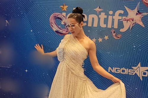 Angela Phương Trinh đến trễ sự kiện vẫn vô tư lả lướt thả dáng trên thảm đỏ
