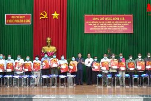 Chủ tịch Quốc hội Vương Đình Huệ thăm, tặng quà Tết các gia đình chính sách, hộ nghèo, đồng bào dân tộc tỉnh An Giang