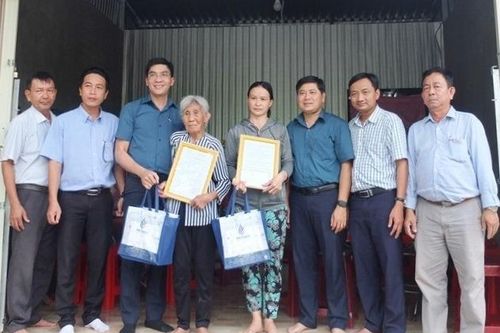 Bàn giao 2 căn nhà Đại đoàn kết cho người nghèo