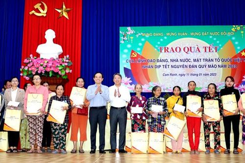 Phó Thủ tướng Chính phủ Trần Lưu Quang tặng quà Tết cho 200 hộ nghèo của TP. Cam Ranh
