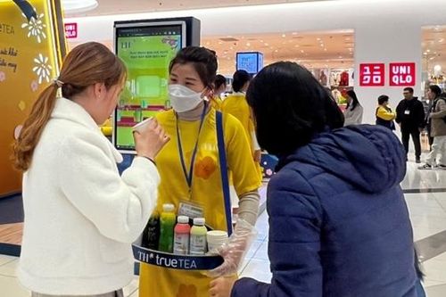 Gian hàng tương tác của TH thu hút hàng nghìn người cùng 'Xoay nắp đón điều may'