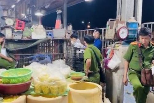 Cảnh sát phát hiện 3 cơ sở ở chợ Bình Điền dùng hóa chất tẩy trắng gần 2 tấn măng, ngó sen