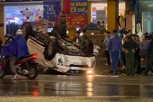 Tài xế ô tô con thoát chết sau cú tông vào xe cứu hộ
