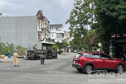 Tông nhau giữa ngã tư, xe tải lật văng xa, ô tô con lao vào gốc cây xanh