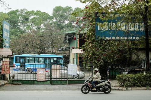 Cảnh 'cửa đóng then cài' của các trung tâm đăng kiểm ở Hà Nội