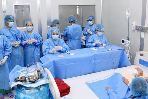 Ghép tế bào gốc, cứu sống cháu bé bị u nguyên bào thần kinh