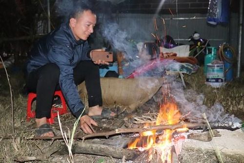 Đào, quất bán 'ì ạch' khiến tiểu thương như ngồi trên đống lửa