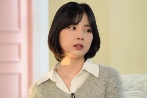 Ca sĩ Hàn làm phục vụ quán cà phê sau tai nạn xe hơi