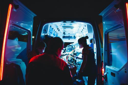 Mỗi ngày hút một bao thuốc, người đàn ông đổ gục giữa sân bóng