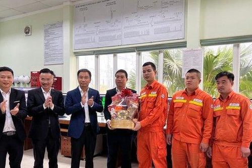Tết sớm của những người giữ dòng điện cho mùa xuân mới