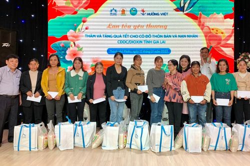 Tặng 200 suất quà cho cô đỡ thôn bản và nạn nhân chất độc da cam Gia Lai