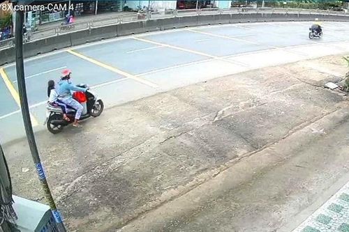 Bắt đối tượng dụ dỗ trẻ em trước cổng trường để cướp nữ trang