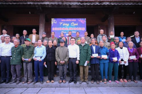 Báo Nhân Dân tặng quà cho các đối tượng chính sách Đô Lương (Nghệ An)
