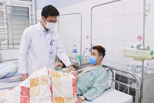 Cứu cánh tay bị bánh xe cán qua dập khuỷu của thanh niên 19 tuổi