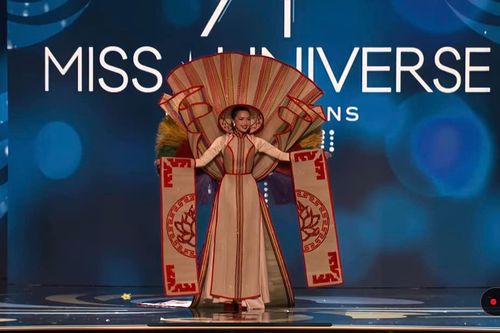 Ngọc Châu trình diễn 'Chiếu Cà Mau' tại bán kết Miss Universe