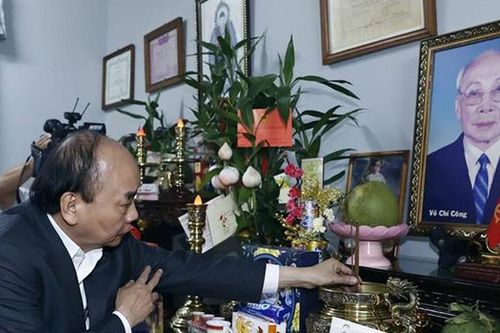 Chủ tịch nước thăm, chúc Tết gia đình các cố Lãnh đạo Đảng, Nhà nước