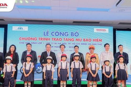 Honda tặng mũ bảo hiểm cho học sinh lớp một và lớp hai năm học 2022 – 2023