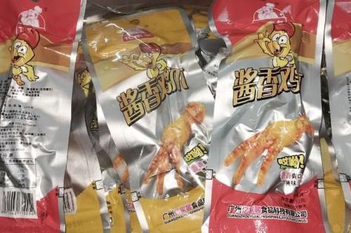 Tạm giữ 36.000 túi chân gà ăn liền nhập lậu