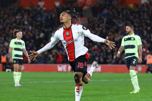 Đội bét bảng Premier League loại Man City khỏi Cúp Liên đoàn Anh