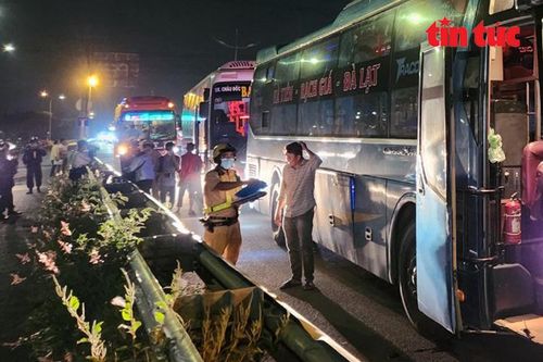 Sau giờ cấm, xe giường nằm tấp nập chạy vào nội đô TP Hồ Chí Minh đón khách