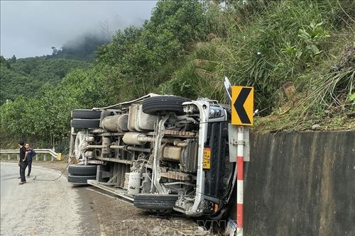 Xe tải mất lái lao vào ta luy khiến ba người tử vong