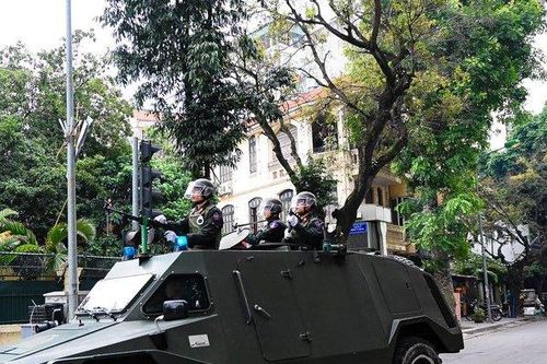 Xe bóc thép diễu hành trong ngày Công an Hà Nội ra quân dịp Tết