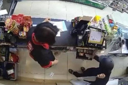 Thanh niên trộm dao đi cướp Circle K và 3 cửa hàng khác trong đêm rồi về nhà ngủ