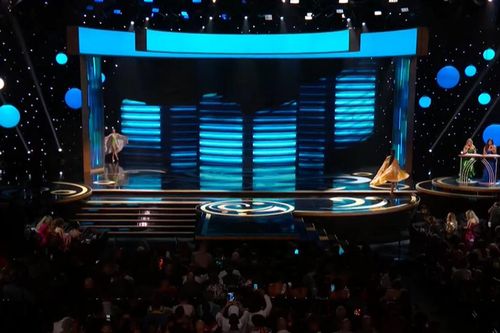 Sân khấu bán kết Miss Universe nhỏ hơn tưởng tượng: Thí sinh catwalk 'rón rén', sợ phanh không kịp