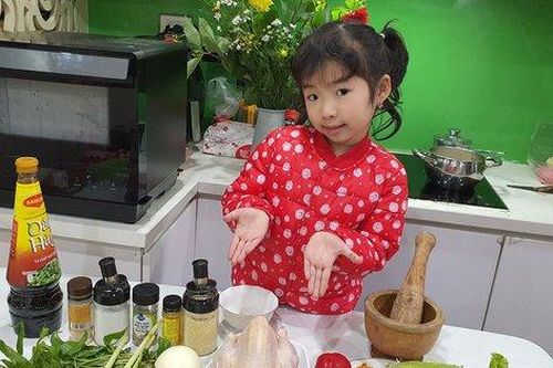 Mẹ đảm truyền cảm hứng nấu ăn cho con gái 6 tuổi
