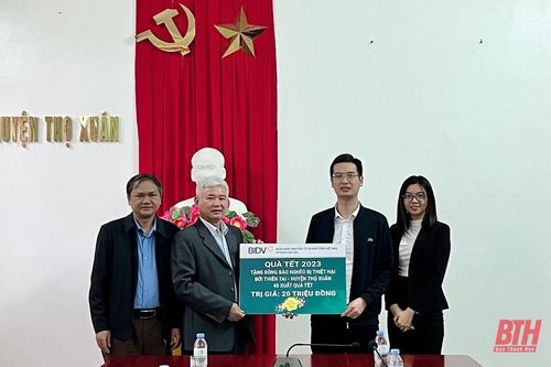 BIDV Chi nhánh Lam Sơn trao quà tết cho gia đình có hoàn cảnh khó khăn bị ảnh hưởng bởi thiên tai