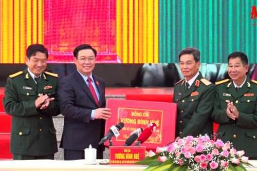 Chủ tịch Quốc hội Vương Đình Huệ thăm, chúc Tết Bộ Chỉ huy Quân sự tỉnh An Giang