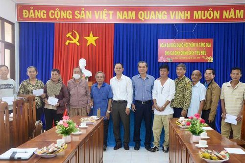 Đoàn đại biểu Quốc hội tỉnh An Giang tặng quà 10 gia đình chính sách tiêu biểu tại huyện Châu Phú