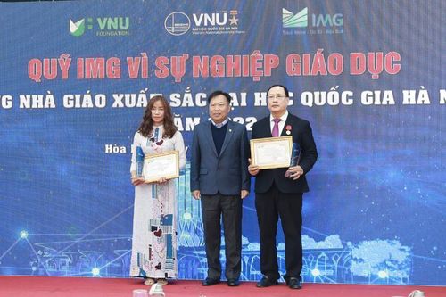 GS Nguyễn Đình Đức nhận danh hiệu Nhà giáo tiêu biểu ĐH Quốc gia Hà Nội trị giá 300 triệu đồng