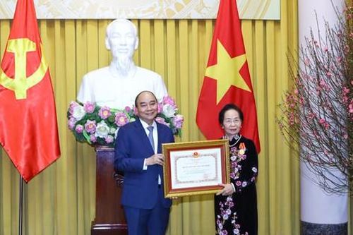 GS.TS Nguyễn Thị Doan - nguyên Phó Chủ tịch nước, Chủ tịch Hội Khuyến học Việt Nam, được tặng Huân chương Hồ Chí Minh