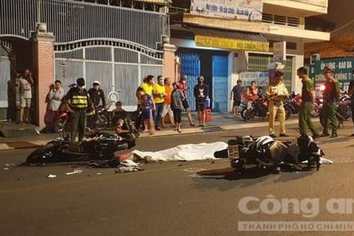 Hai xe máy lao vào nhau vỡ vụn, bốc khói, hai người thương vong