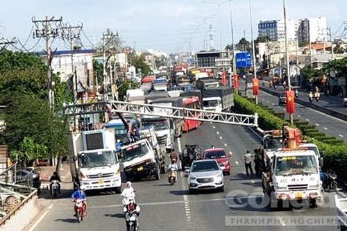 TPHCM: Xe cẩu kéo sập giá long môn, quốc lộ 1 ùn tắc nghiêm trọng