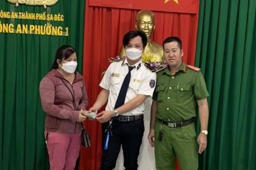 Nhân viên bảo vệ trao trả 100 triệu đồng cho người đi siêu thị đánh rơi
